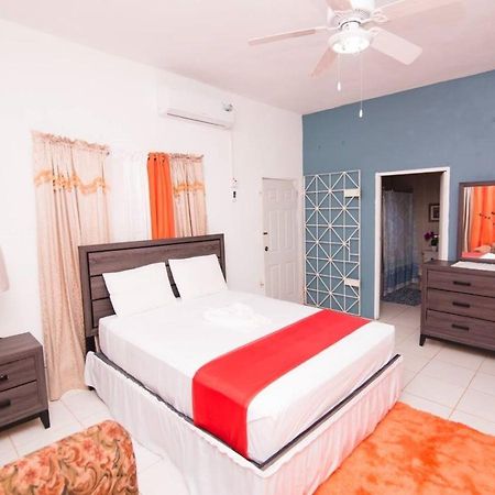 Suzette Guesthouse Accommodations Saint Maryʼs 外观 照片