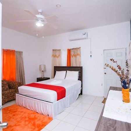 Suzette Guesthouse Accommodations Saint Maryʼs 外观 照片