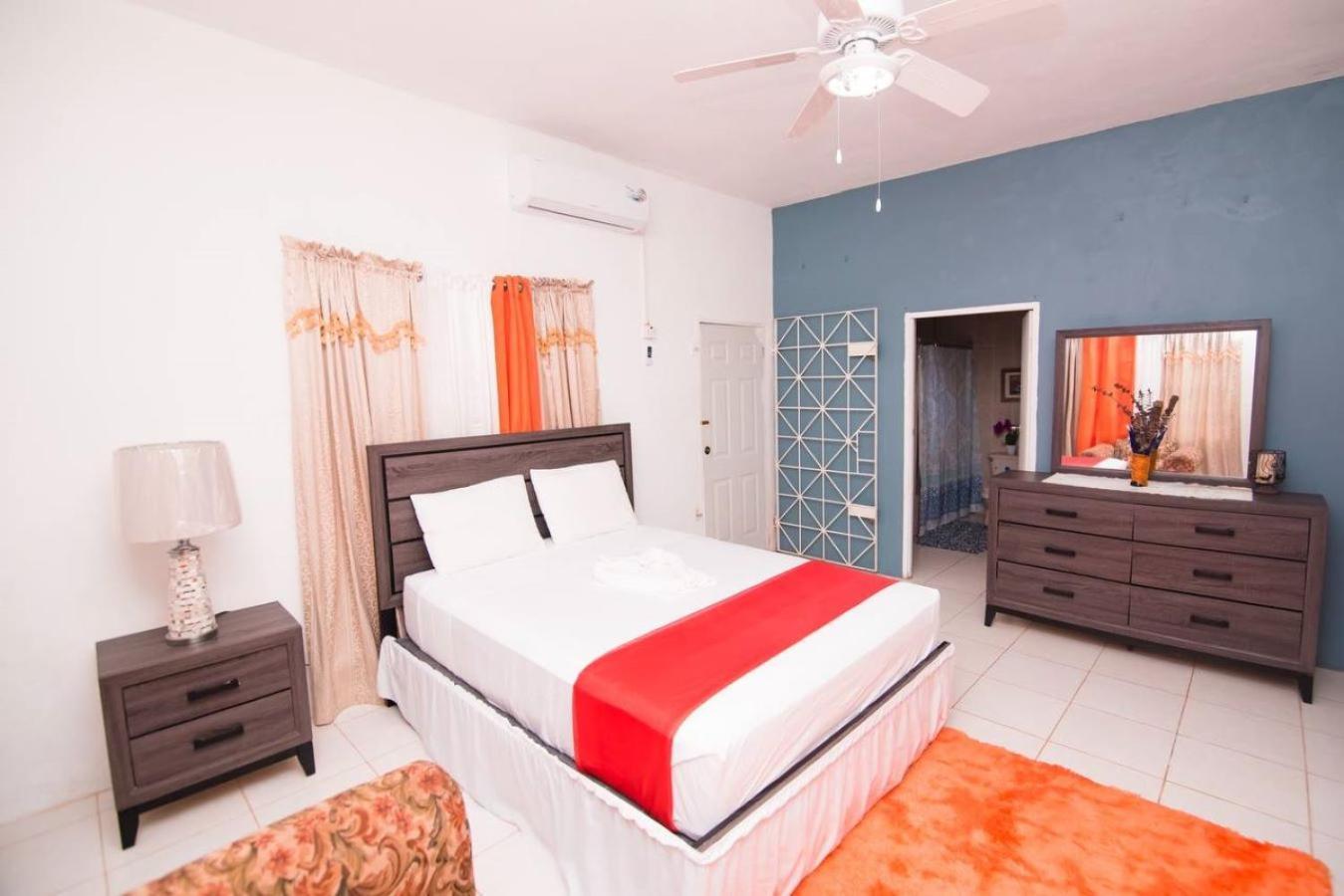 Suzette Guesthouse Accommodations Saint Maryʼs 外观 照片