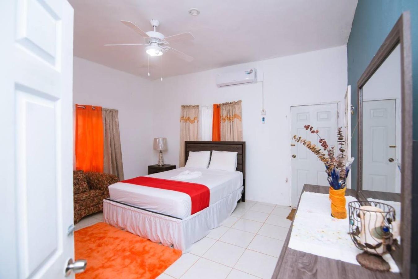 Suzette Guesthouse Accommodations Saint Maryʼs 外观 照片