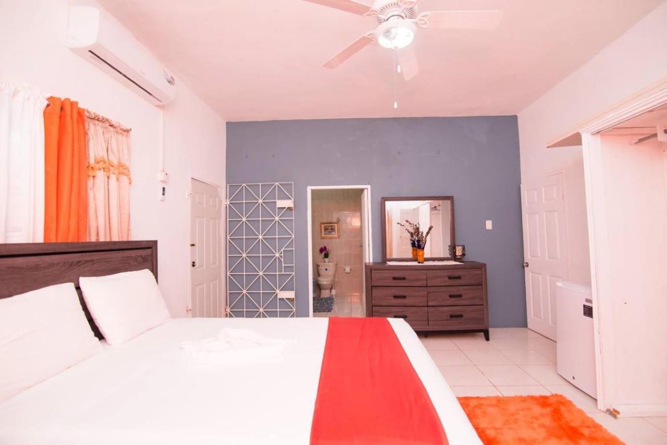 Suzette Guesthouse Accommodations Saint Maryʼs 外观 照片